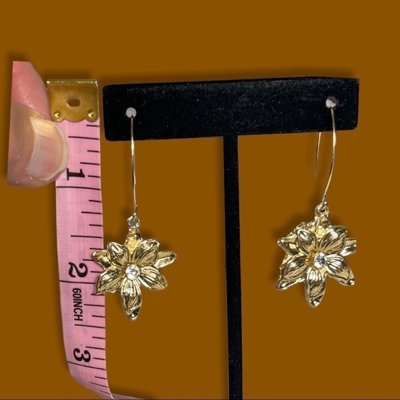 💍 Fire Glow Goldtone Dangle Earrings with Crystal Center - Picture 9 of 13